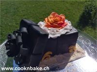 Geschenkbox Torte mit Rose aus Zucker - Cook&#039;n&#039;Bake by Anika Heer